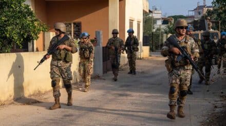UNIFIL-Soldaten patrouillieren mit der libanesischen Armee. Trotz der Präsenz konnte sich die Terrormiliz Hisbollah im Südlibanon hochrüsten.