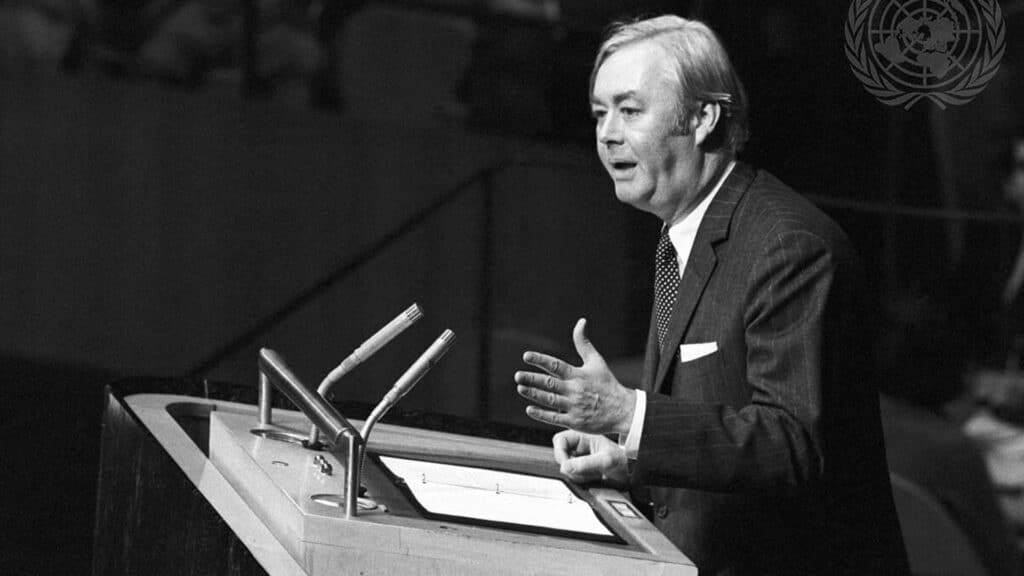 Der amerikanische UN-Botschafter Moynihan stellte sich gegen die Resolution, mit der die UN-Generalversammlung Zionismus als Rassismus einstufte