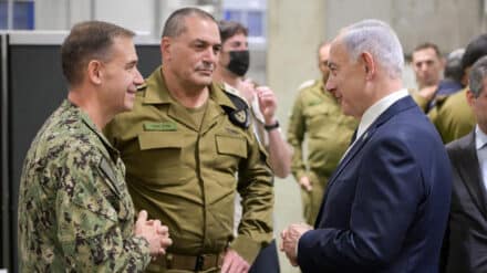 Der israelische Premier Netanjahu (r.) im Gespräch mit dem amerikanischen General Cooper (l.) und dem israelischen Armeechef Samir