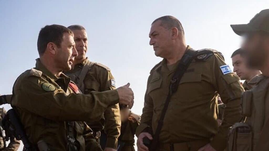 Generalstabschef Ejal Samir und Avi Bluth im Gespräch