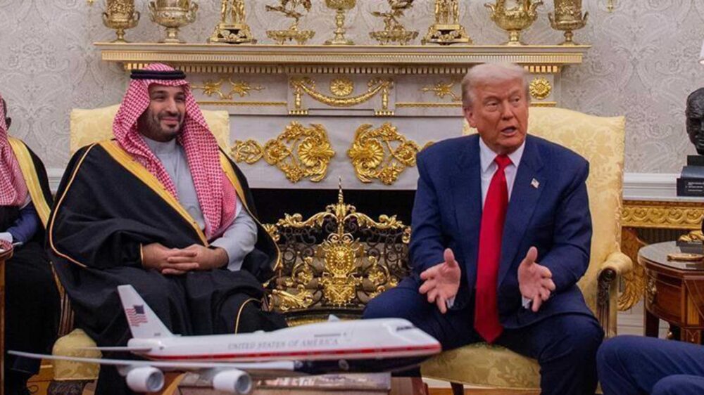 Der saudische Kronzprinz Bin Salman (l.) zeigte sich beim Treffen mit US-Präsident Trump im Weißen Haus vergnügt