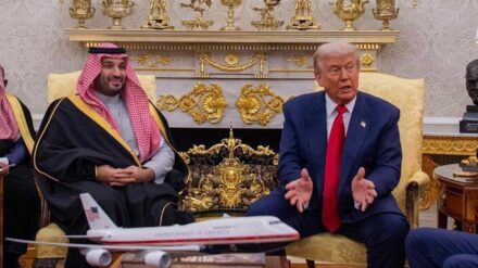 Der saudische Kronzprinz Bin Salman (l.) zeigte sich beim Treffen mit US-Präsident Trump im Weißen Haus vergnügt