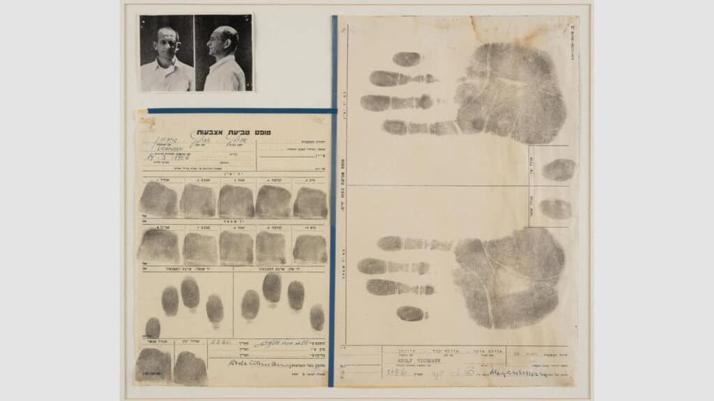 Die Ausstellung zeigt auch ein Polizeidokument mit den Fingerabdrücken von Eichmann