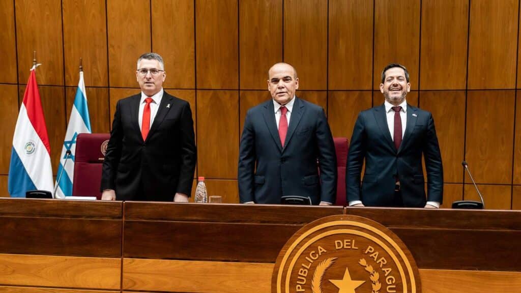 Herzlicher Empfang: Sa'ar im Kongress von Paraguay neben Senatspräsident Núñez und dem Präsidenten der Abgeordnetenkammer Latorre