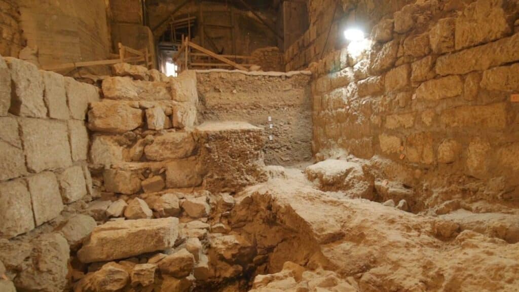 Zeugnis alter Zeit: Archäologen haben Überreste einer mehr als zweitausend Jahre alten Mauer (links im Bild) freigelegt