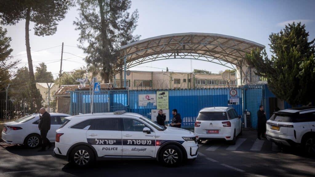 Polizeiwagen standen während der Razzia vor dem Eingang zum UNRWA-Gelände in Jerusalem