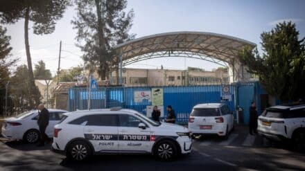 Polizeiwagen standen während der Razzia vor dem Eingang zum UNRWA-Gelände in Jerusalem