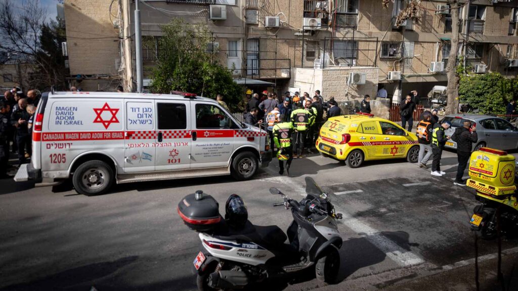 Rettungskräfte vor Kindertagesstätte in Jerusalem