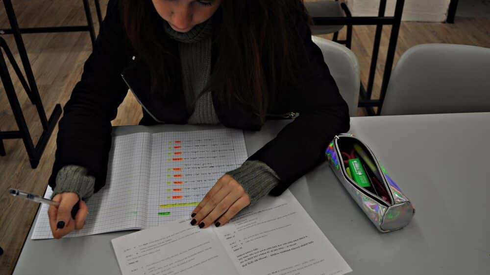 Schülerin legt Examen ab