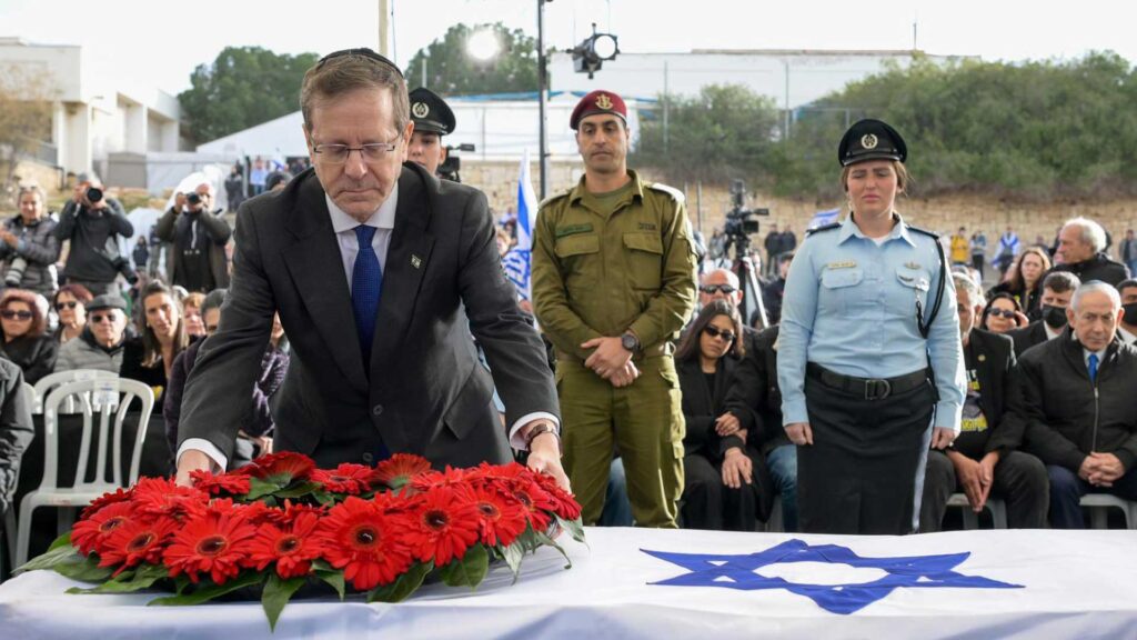 Staatspräsident Herzog legt einen Kranz auf den Sarg von Ran Gvili