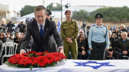 Staatspräsident Herzog legt einen Kranz auf den Sarg von Ran Gvili