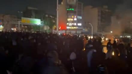 Der hier gezeigte Protest fand laut Aktivisten am Sonntagabend in Teheran statt