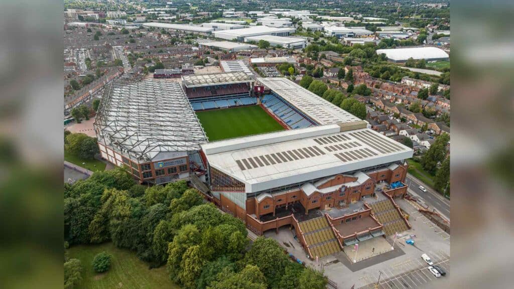 Der Villa Park, das Stadion von Aston Villa, in Birmingham