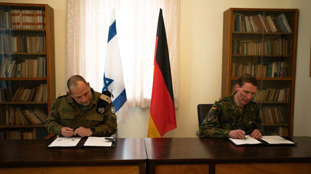 Der Kommandeur des israelischen Heeres, Generalmajor Nadav (l.), und der Inspekteur des deutschen Heeres, Generalleutnant Freudig, haben in Jerusalem die erste formelle Zusammenarbeit ihrer Streitkräfte vereinbart