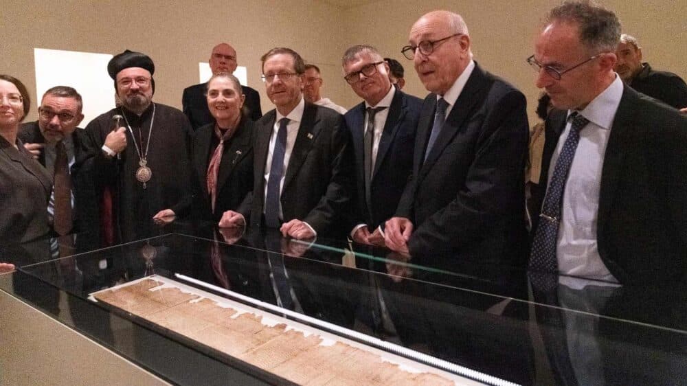 Staatspräsident Herzog (4. v. r.) durfte die Jesajarolle bereits bewundern