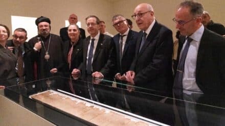 Staatspräsident Herzog (4. v. r.) durfte die Jesajarolle bereits bewundern