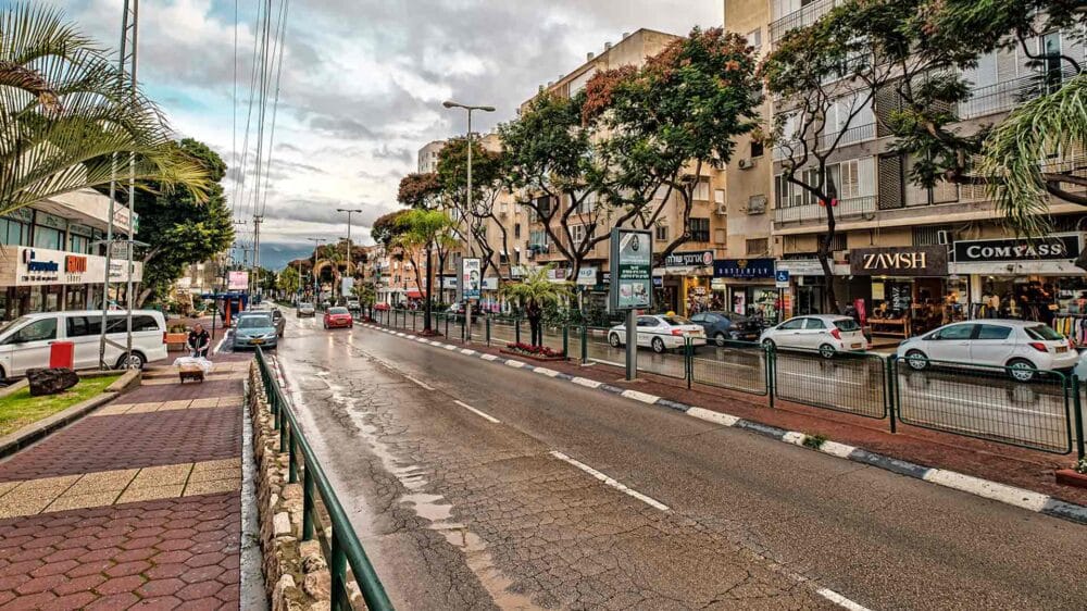 Die Weizmann-Straße in Kfar Saba im Jahr 2020