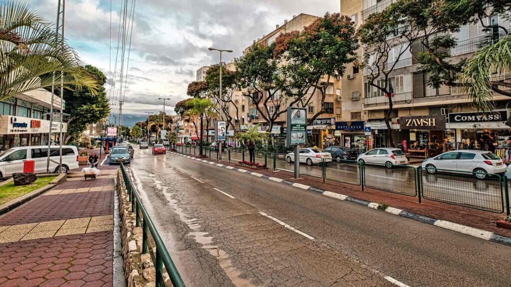 Die Weizmann-Straße in Kfar Saba im Jahr 2020