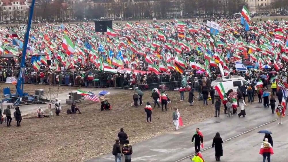 Bei der Großkundgebung in München waren iranische Flaggen mit dem Löwen und der Sonne zu sehen – und Flaggen des Staates Israel