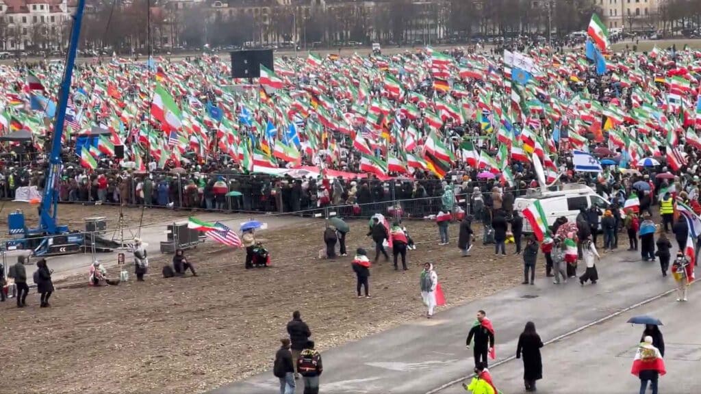 Bei der Großkundgebung in München waren iranische Flaggen mit dem Löwen und der Sonne zu sehen – und Flaggen des Staates Israel