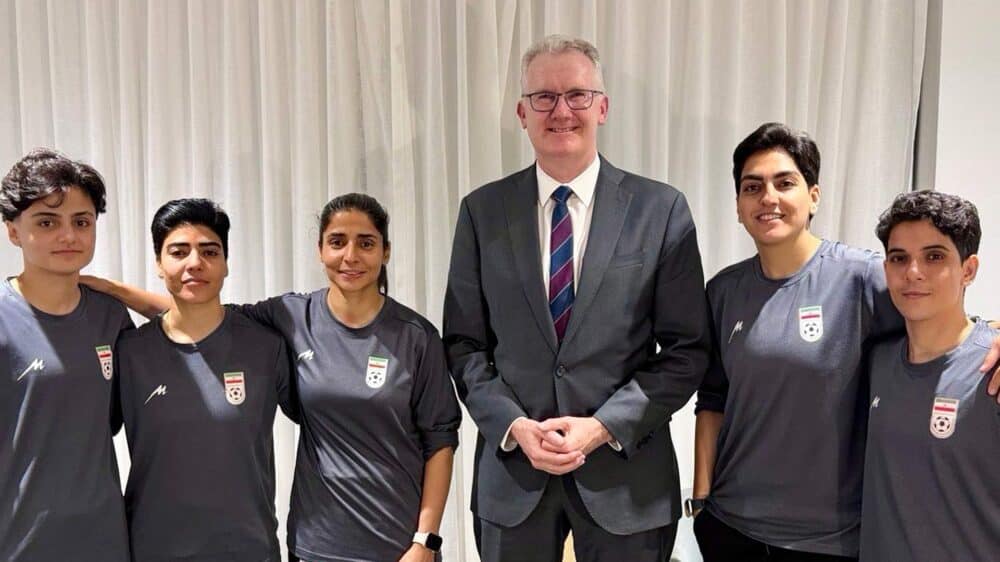 Foto mit dem australischen Innenminister Burke: Die Spielerinnen nutzten die erste Freiheit und zeigten sich ohne Kopftuch