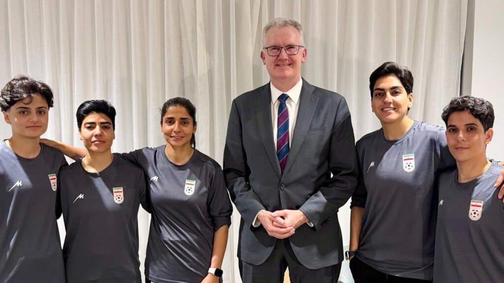 Foto mit dem australischen Innenminister Burke: Die Spielerinnen nutzten die erste Freiheit und zeigten sich ohne Kopftuch