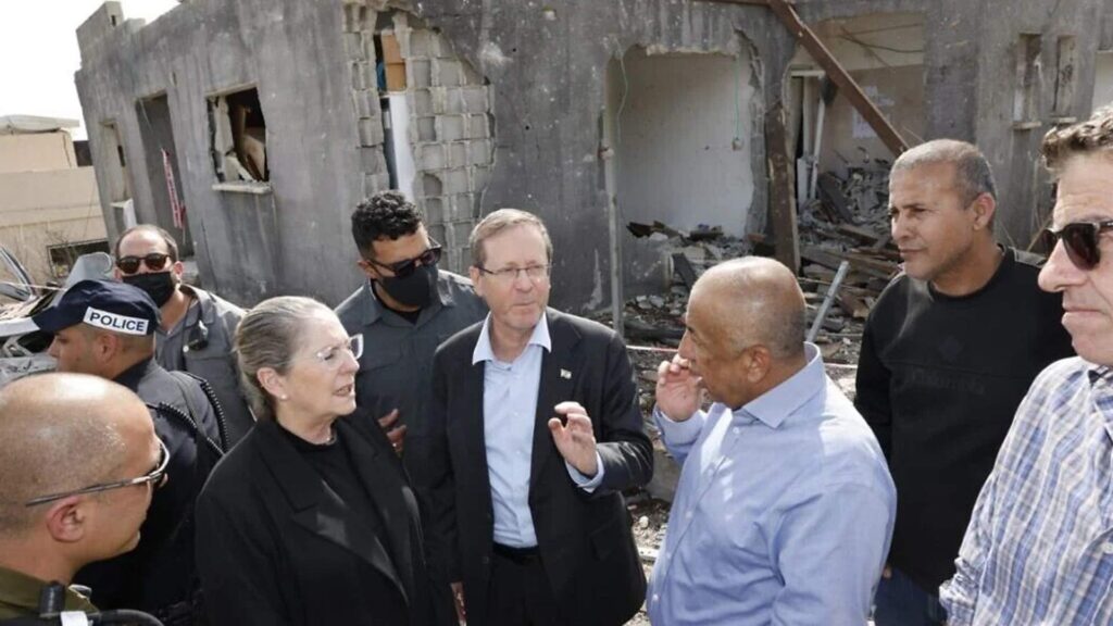 Der israelische Präsident Herzog besuchte mit seiner Frau Michal das zerstörte Wohnhaus in Sarsir