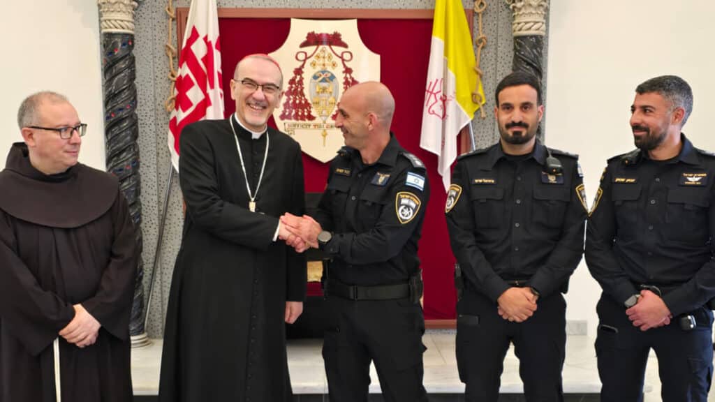 Nach dem Vorfall an der Grabeskirche einigte sich die israelische Polizei mit den Vertretern der katholischen Kirche, Kustos Ielpo (l.) und Kardinal Pizzaballa (2. v. l.), auf einen Rahmen für die Ostertage
