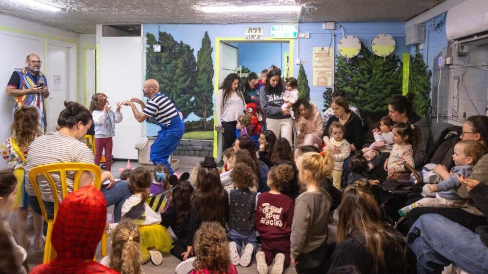 Das Beste daraus machen: Eine Purimaufführung ist auch im Bunker möglich, wie hier am Mittwoch in Givataim bei Tel Aviv