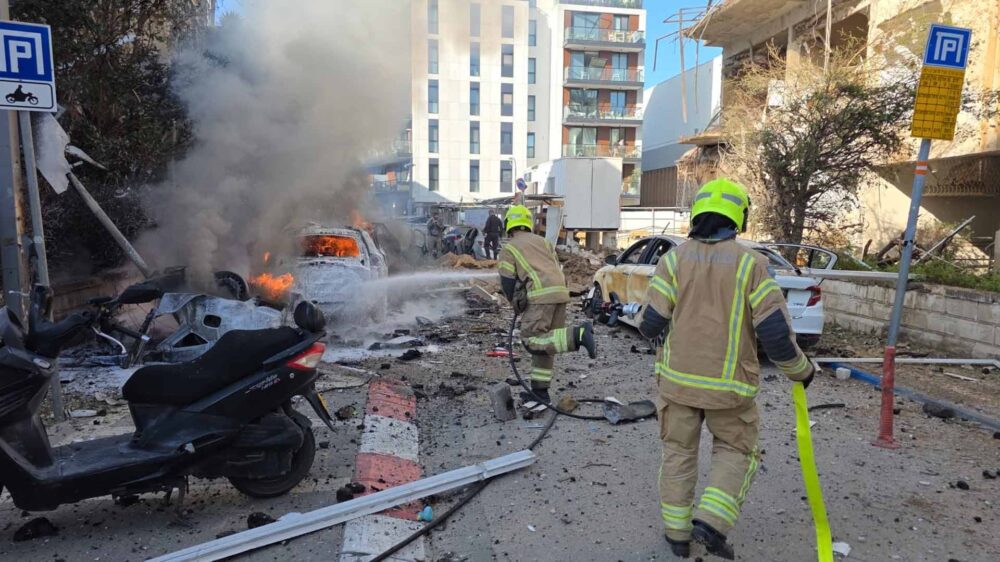 Die Feuerwehr musste anrücken, um Flammen zu löschen, die der Einschlag der iranischen Rakete verursacht hatte