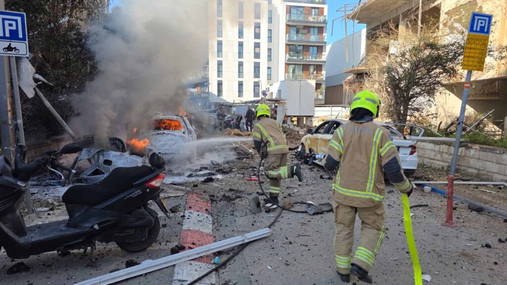 Die Feuerwehr musste anrücken, um Flammen zu löschen, die der Einschlag der iranischen Rakete verursacht hatte