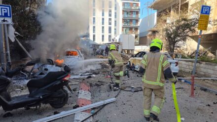 Die Feuerwehr musste anrücken, um Flammen zu löschen, die der Einschlag der iranischen Rakete verursacht hatte