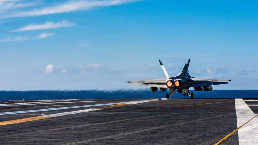 Angriff auf das iranische Regime: Ein amerikanischer F18-Kampfjet hebt in Richtung Iran ab