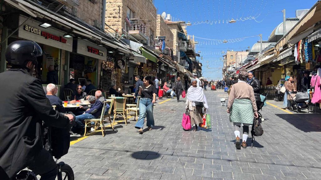 Menschen auf dem Mahane Jehuda Markt in Jerusalem