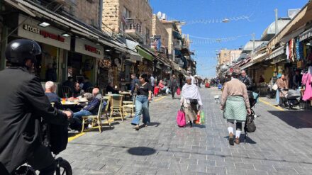 Menschen auf dem Mahane Jehuda Markt in Jerusalem