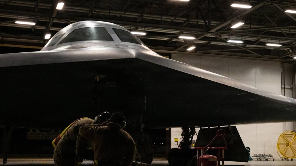 Bei einem Angriff auf ein unterirdisches Kommandozentrum der iranischen Revolutionsgarde kamen amerikanische B2-Bomber mit bunkerbrechender Munition zum Einsatz