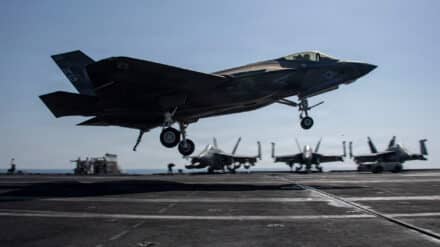 Ein amerikanischer F-35-Kampfflieger bei der Landung auf dem Flugzeugträger Abraham Lincoln: Vorerst sollen die Waffen schweigen