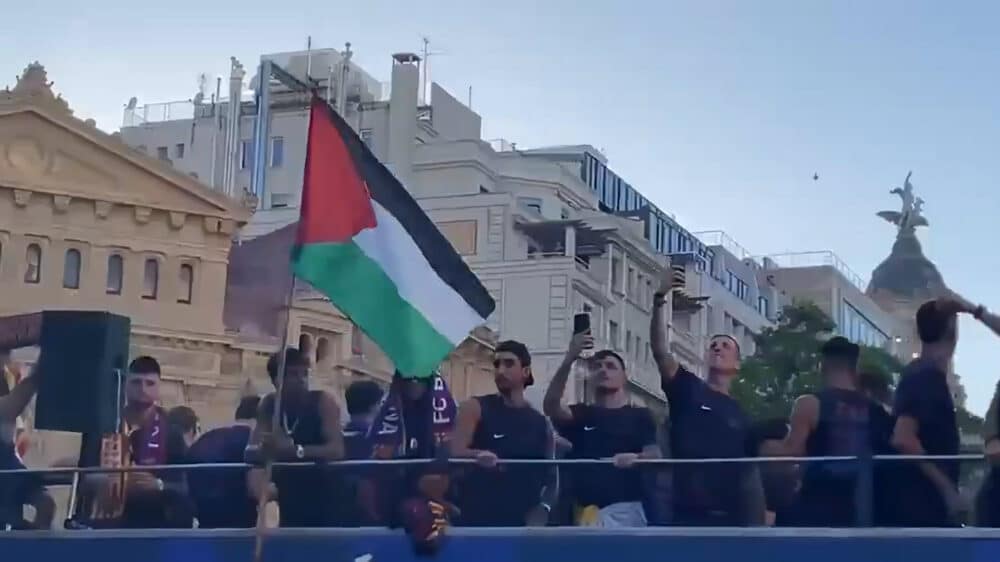 Politische Meisterfeier: Yamil Lamal zeigte sich mit einer palästinensischen Flagge auf dem Mannschaftsbus des FC Barcelona