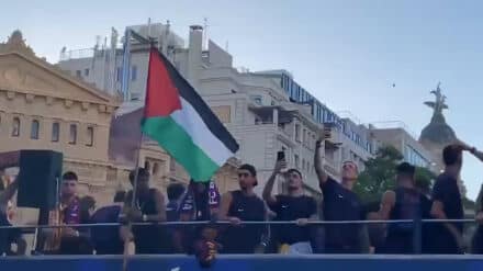 Politische Meisterfeier: Yamil Lamal zeigte sich mit einer palästinensischen Flagge auf dem Mannschaftsbus des FC Barcelona