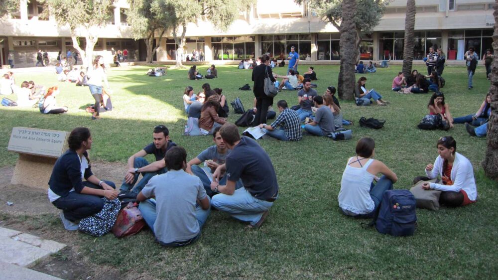 Studenten auf dem Campus in Beer Sheva