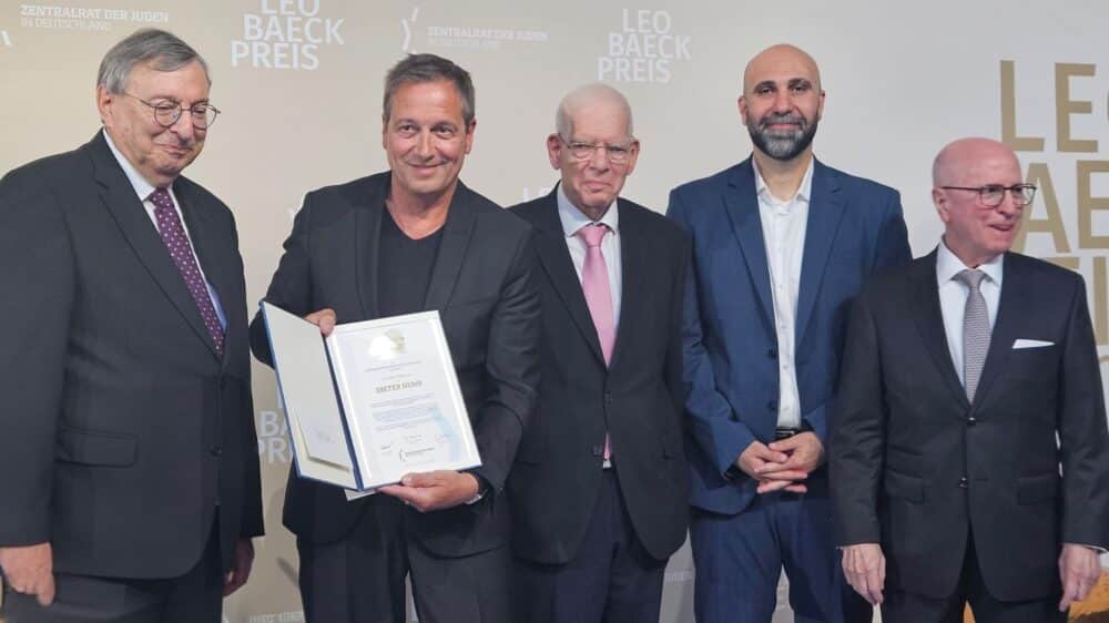 Feierliche Übergabe des Leo-Baeck-Preises durch den Zentralrat der Juden mit Vizepräsident Abraham Lehrer, Dieter Nuhr, Josef Schuster, Dieter Nuhr, Ahmad Mansour, und Vizepräsident Mark Dainow (v.l.n.r.)