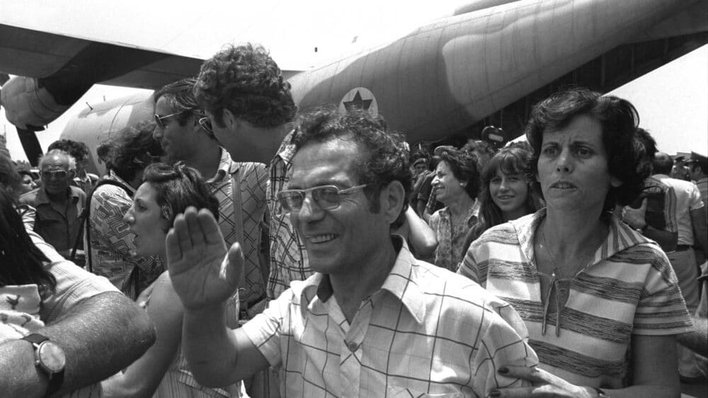 Nach der Flugzeugentführung von Entebbe freuen sich ehemalige Geiseln über ihre Rettung