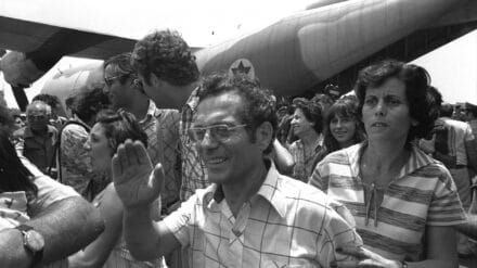 Nach der Flugzeugentführung von Entebbe freuen sich ehemalige Geiseln über ihre Rettung