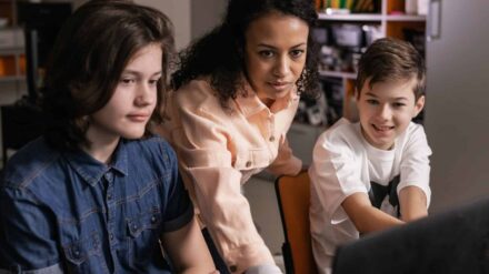 Symbollbild: Schüler sitzen vor Computer