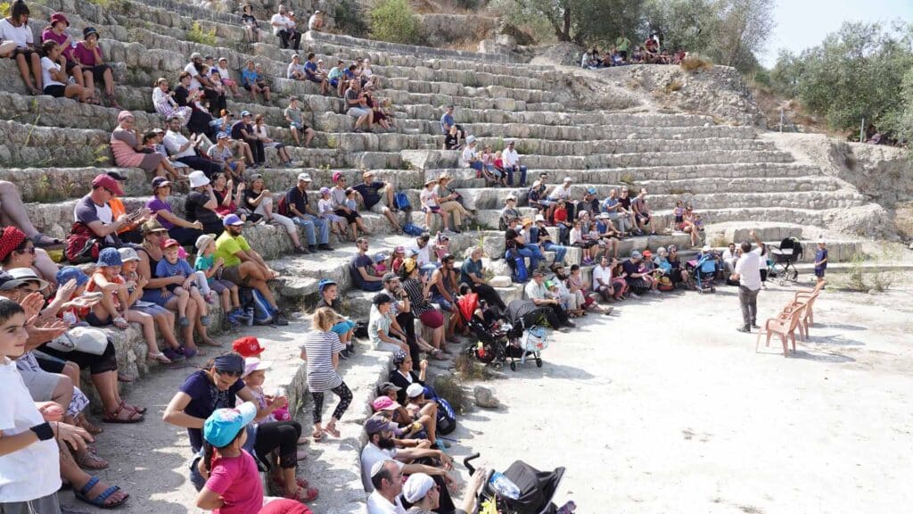 Touristen zieht es an die historische Stätte von Sebastia, in diesem Fall das alte römische Theater