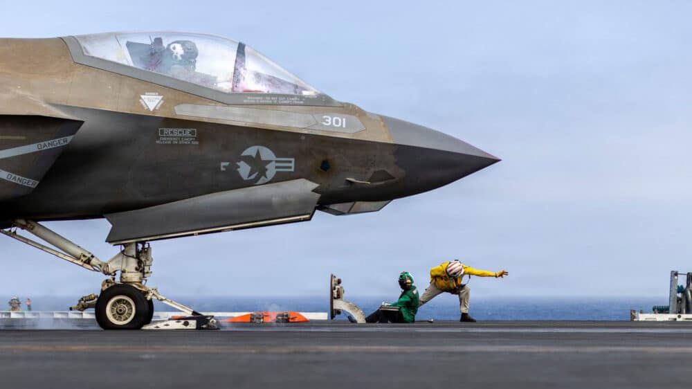 Ein amerikanischer Kampfjet auf dem Flugzeugträger Abraham Lincoln am 6. Juli im Arabischen Meer