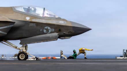 Ein amerikanischer Kampfjet auf dem Flugzeugträger Abraham Lincoln am 6. Juli im Arabischen Meer
