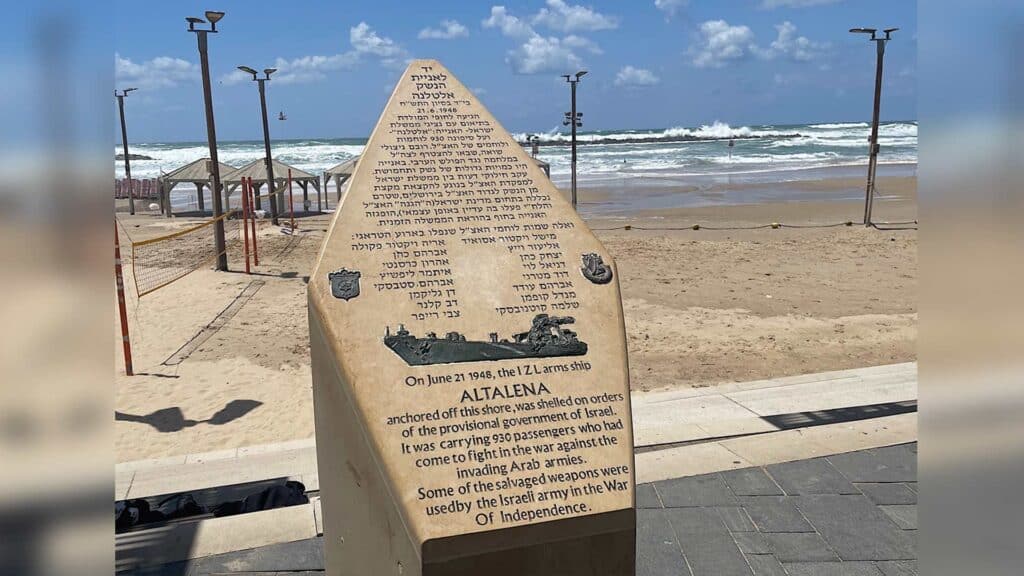 Am Strand von Tel Aviv erinnert ein Gedenkstein an die Vorkommnisse rund um die „Altalena“