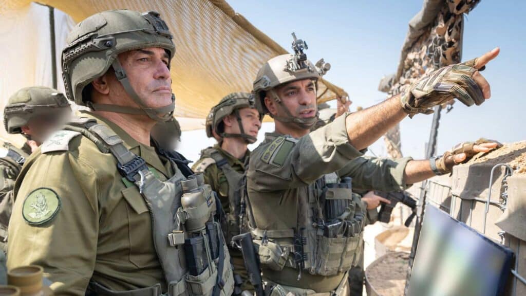 Der israelische Armeechef Samir (l.) begutachtete vergangenen Mittwoch die Sicherheitslage im Gazastreifen