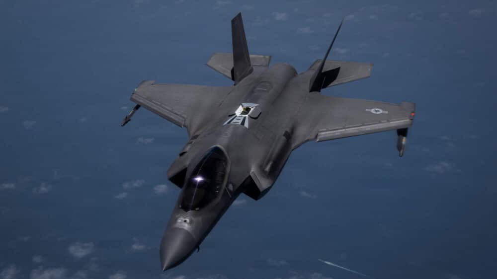 Ein amerikanischer Kampfjet auf einem Patrouillenflug über der Straße von Hormus